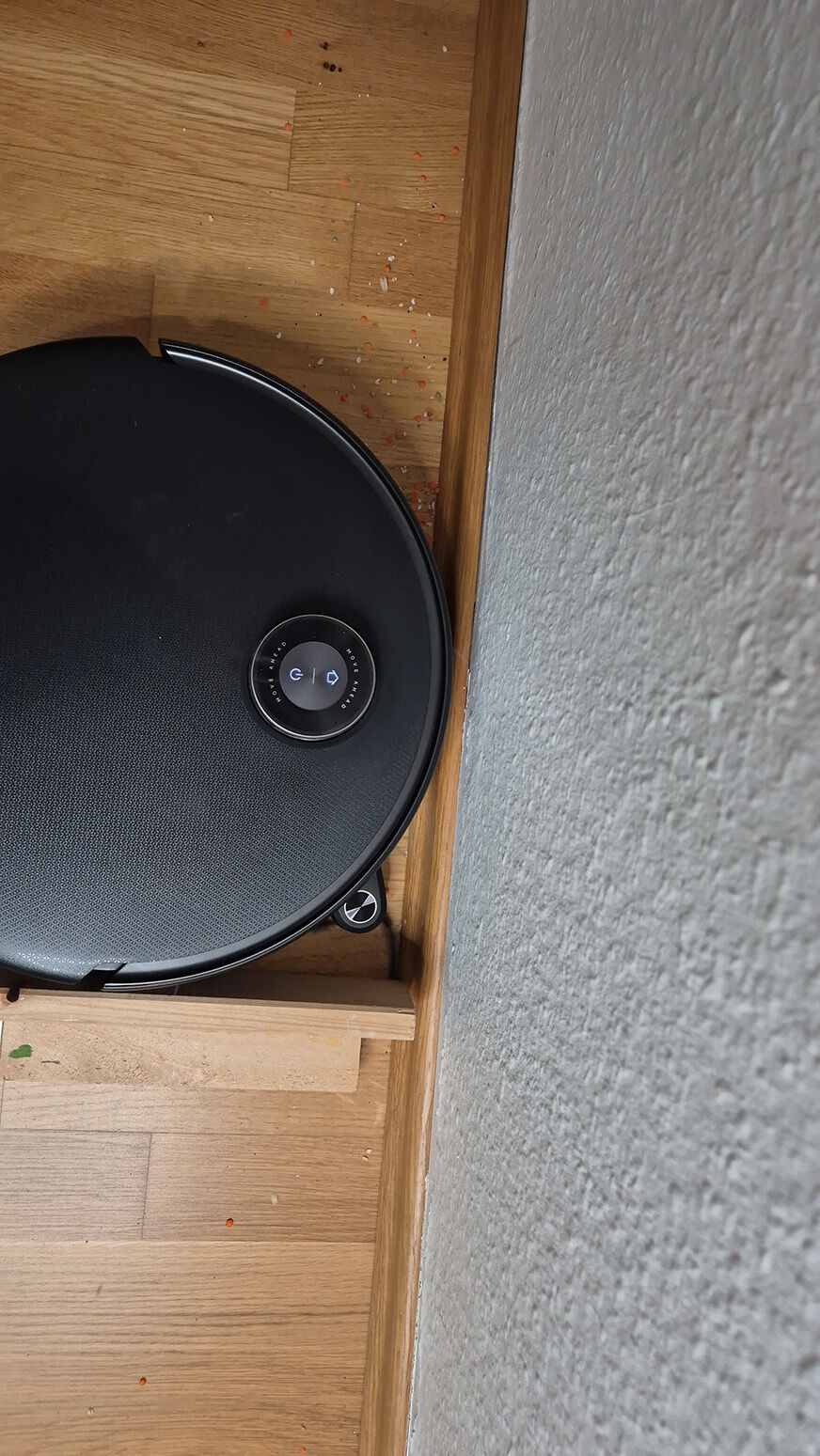 Die ausfahrbare Seitenbürste des MOVA Z60 Ultra reinigt eine Zimmerecke.